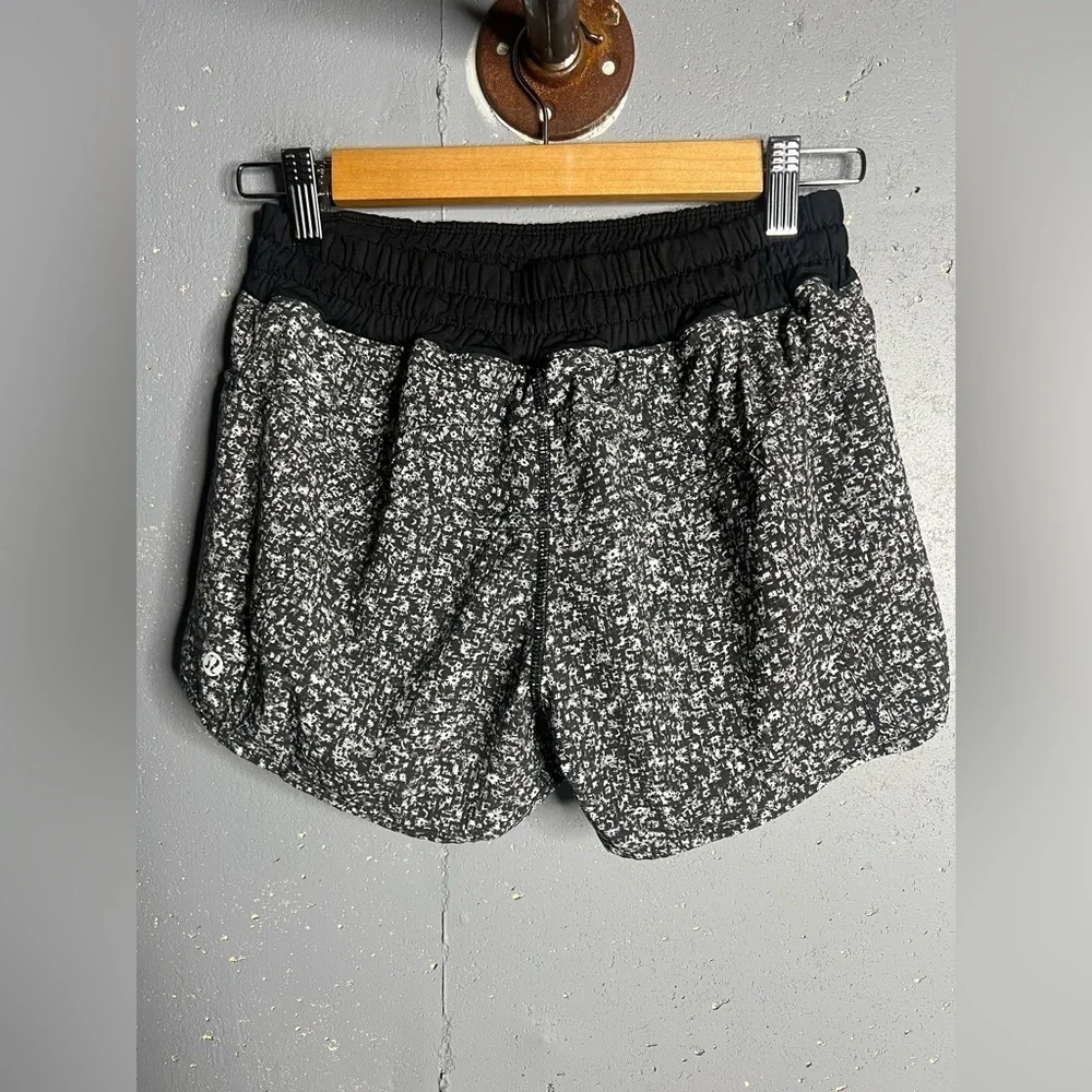 Lululemon Tracker Short IV 4”  Daisy Dust Alpine White Black / Black